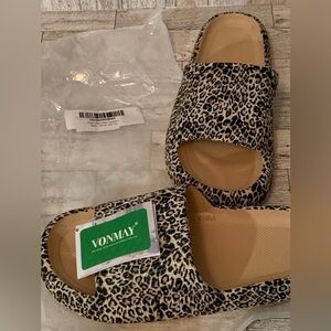 Vonmay By Amazon Unisex Pillow Slides- Leopard. New In Package.
